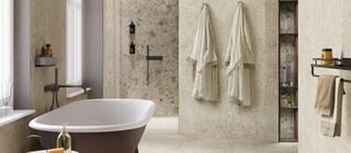 Koupelna s keramickou dlažbou v imitaci kamene Elysian EY02 Desert stone šedo béžová barva 60x60 cm