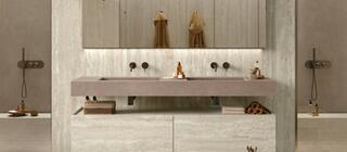 Koupelna s keramickou dlažbou v imitaci travertinu Elysian EY07 Travertino Light béžová a šedá barva