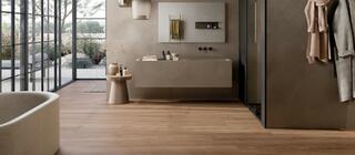Keramická dlažba v imitaci dřeva hnědá barva OU 05 v koupelně