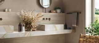 Keramická dlažba v imitaci dřeva světle béžová barva OU 01 v koupelně na podlaze i stěně jako obklad