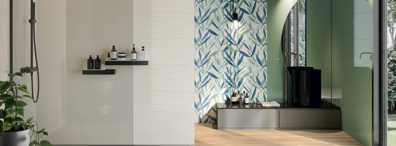 Koupelna s barevnými obklady a dekorem v motivu rostlin barvy zelená, bílá, modrá