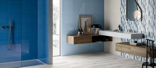 Koupelna s barevnými obklady a barevným dekorem Sense - barva modrá a bílá