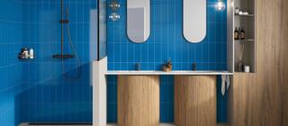 Dlažba imitace kamene Unika cenere šedá barva na podlaze v koupelně v kombinaci s modrým obkladem