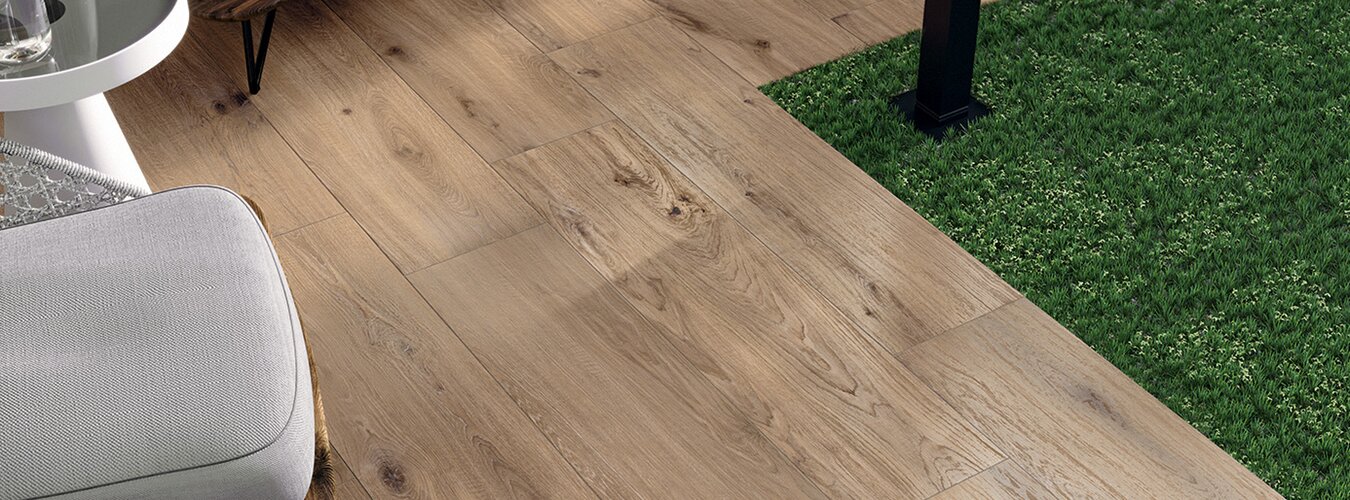 Venkovní dlažba I legni imitující dřevo barva walnut hnědá na terase před domem