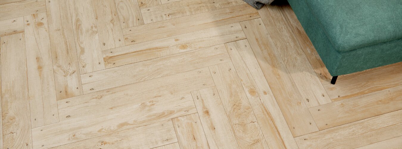 Dlažba imitující dřevo Balau beige, béžová barva na podlaze v obývacím pokoji