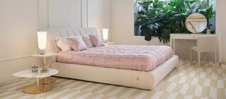 Designový obklad luxusní značky Versace La Greca Signature kombinace obdélníkových šestihranů na podlaze v ložnici