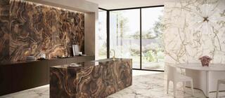 Designový obklad a dlažba Versace série Gemstone hnědá a šedá barva na podlaze a stěně v kuchyni, jídelně