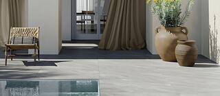 Venkovní dlažba Atlantis Perla na okolo bazénu.