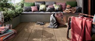 Venkovní dlažba imitující dřevo Jurupa 03 ve II. jakosti pro pokládku na terče, štěrk i trávu