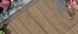 Venkovní dlažba imitace dřeva Jurupa 04 ve II. jakosti pro pokládku na terče, štěrk i trávu