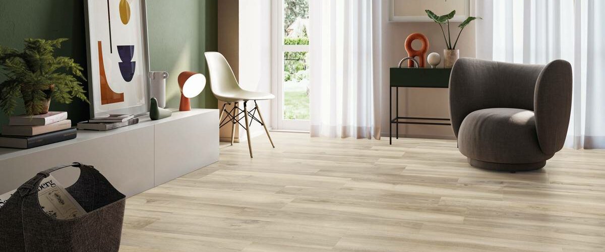 Dlažba imitující dřevo Husk light světle béžová barva v obývacím pokoji na podlaze