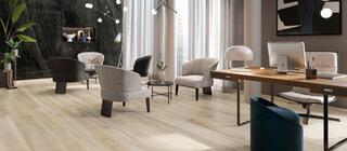 Dlažba v imitaci dřeva Husk light světle béžová barva v obývacím pokoji na podlaze