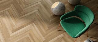 Dlažba imitující dřevo Husk nut hnědá barva na podlaze v obývacím pokoji parketová pokládka