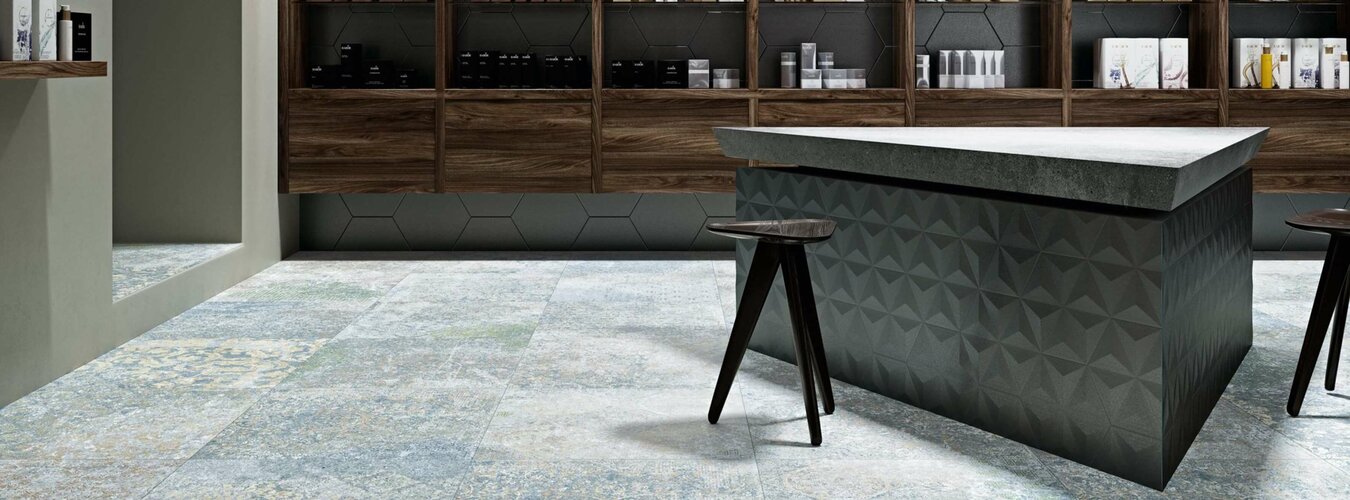 Designová dlažba Bohemian blue modrá barva v komerčním prostoru na podlaze