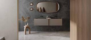 Dlažba imitující kámen Pietra vive grey šedá na podlaze v koupelně, na stěně imitace mramoru La marmoteca grey stone