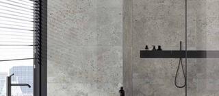 Dlažba Pietra viva antracite imitace kamene barva tmavě šedá na podlaze a barva ivory na stěně v koupelně