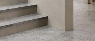 Šedá dlažba Pietra Viva v imitaci kamene na podlaze v chodbě a na schodech