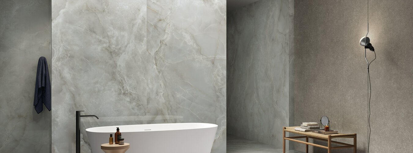 Velkoformátový obklad a dlažba Majestic onyx Pale azure imitace onyxového mramoru na podlaze a na stěně v komerčním prostoru