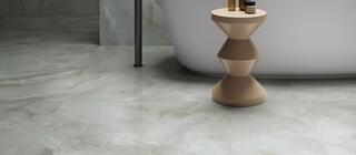 Velkoformátový obklad a dlažba Majestic onyx Iron grey imitace onyxového mramoru na podlaze a na stěně v koupelně