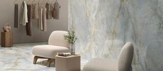 Velkofomátový obklad Majestic onyx Pearl white imitace onyxového mramoru na stěně v kuchyni