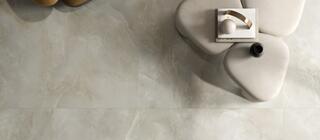 Velkoformátový obklad a dlažba Majestic onyx Pale azure imitace onyxového mramoru na podlaze v komerčním prostoru