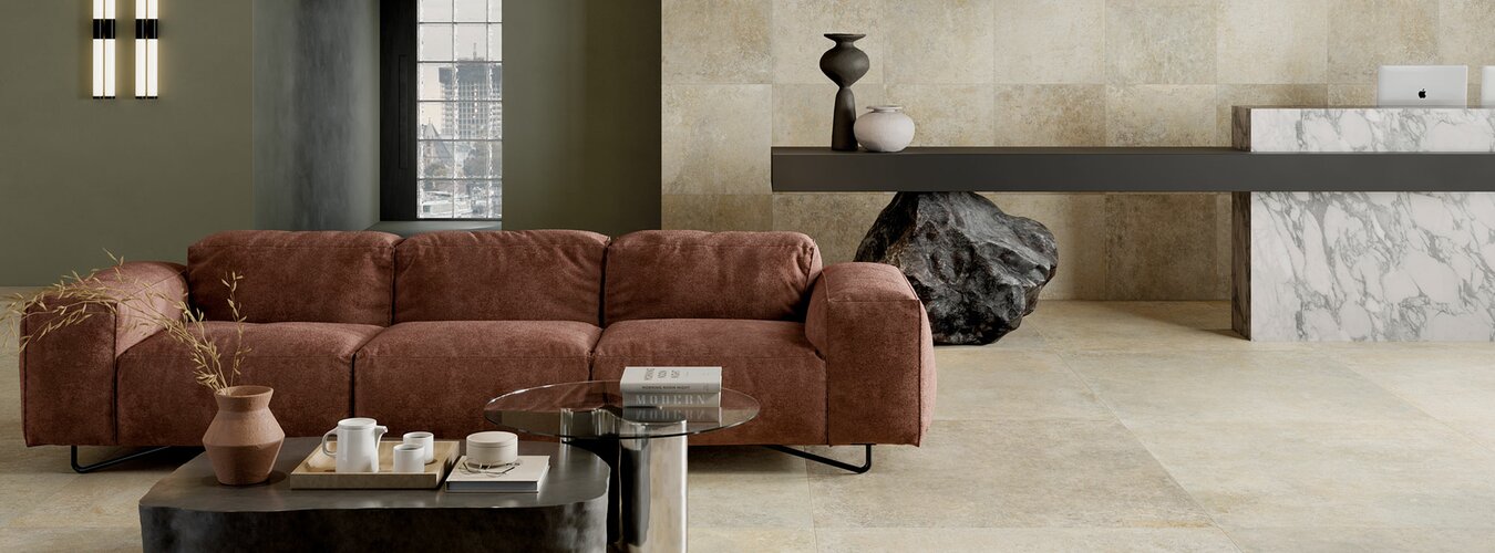 Dlažba imitace kamene Blendstone beige béžová barva na podlaze a na stěně v komerčím prostoru