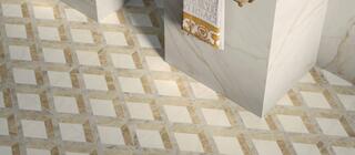 Dlažba designová dekor Versace Tarsia Lozenge avorio lux 3D v koupelně