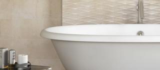 Koupelna s levnými keramickými obklady Granada v béžové barvě