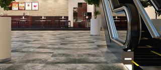 Dlažba imitující beton na podlaze v komerčních prostorách
