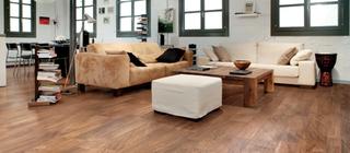 Dlažba imitace dřeva Chalet Ciliegio v obývacím pokoji