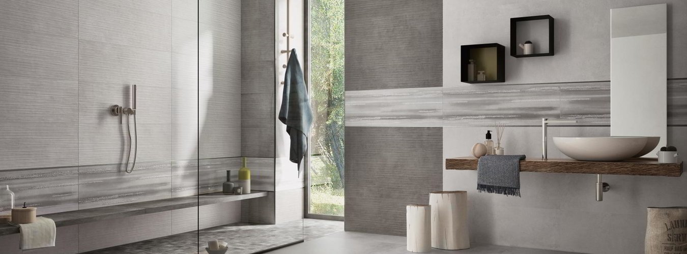 Koupelna s šedými velkoformátovými obklady a dlažbou Art