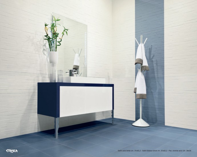 VALENTINO- obklad: Avio Brick, Bianco Brick - Elegantní kombinace bílých luxusních obkladů a modré luxusní dlažby do koupelny Valentino.VALENTINO- obklad: Avio Brick, Bianco Brick - Elegantní kombinace bílých luxusních obkladů a modré luxusní dlažby do koupelny Valentino.